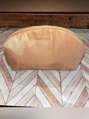 Burberry men’s toiletries travel Pouch in Golden brown zip around